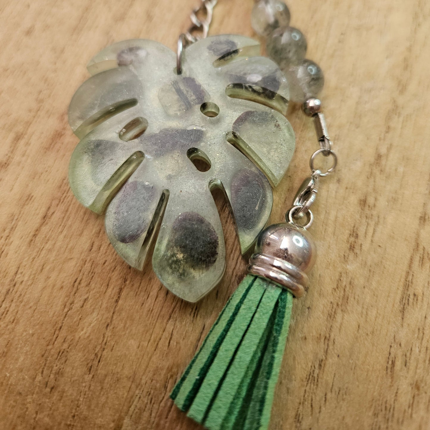 Monstera Leaf Keychain. Handmade Garden Quartz Keychain.